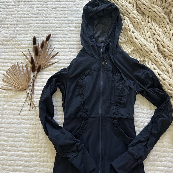 COPY - Women’s LULULEMON Navy Long-Sleeved Hooded Jacket Sz 8 WORN ONCE - Picture 5 of 14